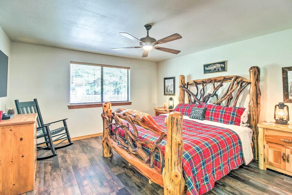 Pinetop Retreat w/ Fire Pit & Game Room!
