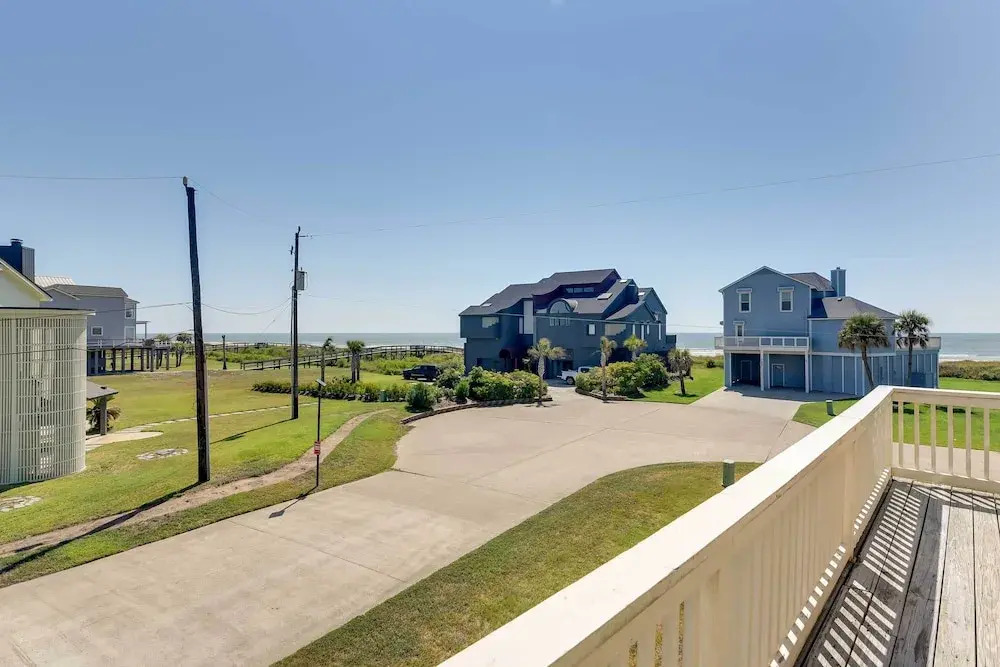 Walk to Ocean! Family & Pet-friendly Galveston Gem