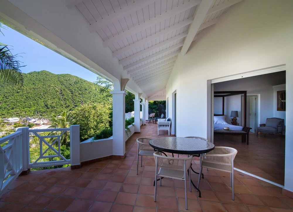 Stunning Ocean Views, Large Heated Pool, Walk to the Beach, AC, Free Wifi