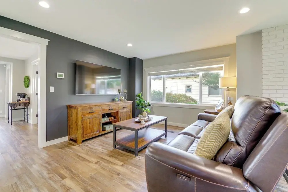 1 Mi to Historic Dtwn: Dog-friendly Everett Home!
