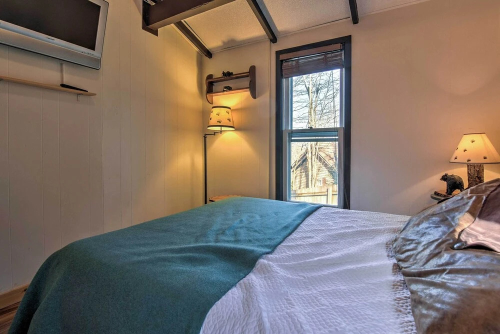 Family Retreat w/ Trail Access in Beech Mountain!