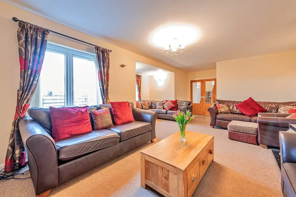 Spacious Country House for 14, Holywell, No Deposit