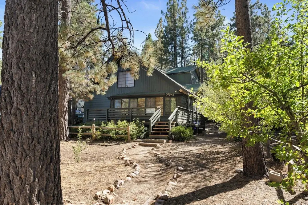 The Lakehouse Cabin