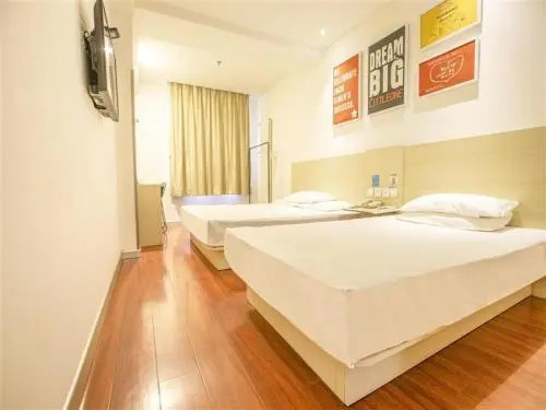 Romantic Season Hotel (Shenyang Middle Street Imperial Palace and Commander Zhang's Mansion)