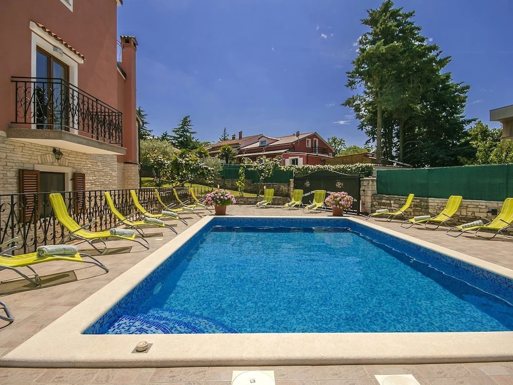 Spacious Villa for 12 Persons With Private Pool Near Rovinj and the Beach