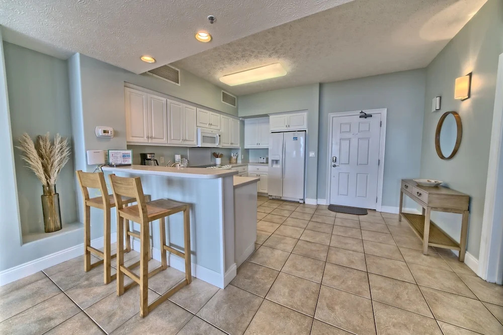 Spectacular Gulf front Condo with Beach and Picnic Area Access - Unit 1406 by RedAwning