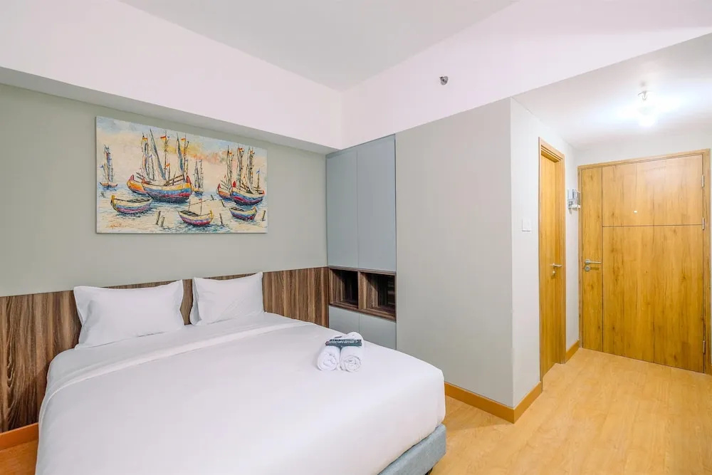 Comfortable Pool View Studio Room at Gateway Park LRT City Jatibening Apartment By Travelio