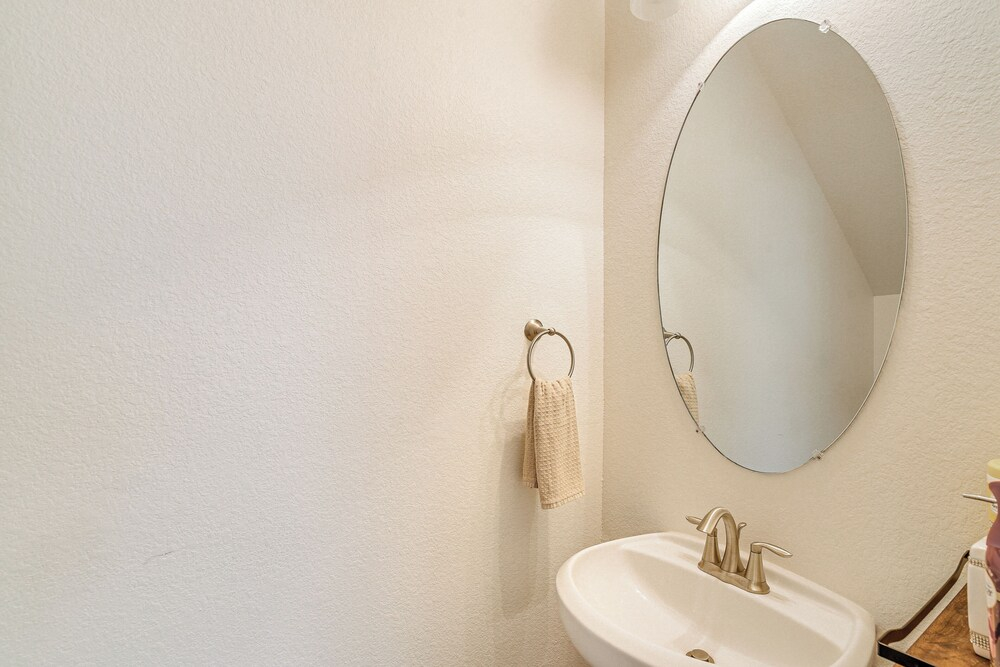 22 Mi to Dtwn Houston: Spacious Baytown Home!