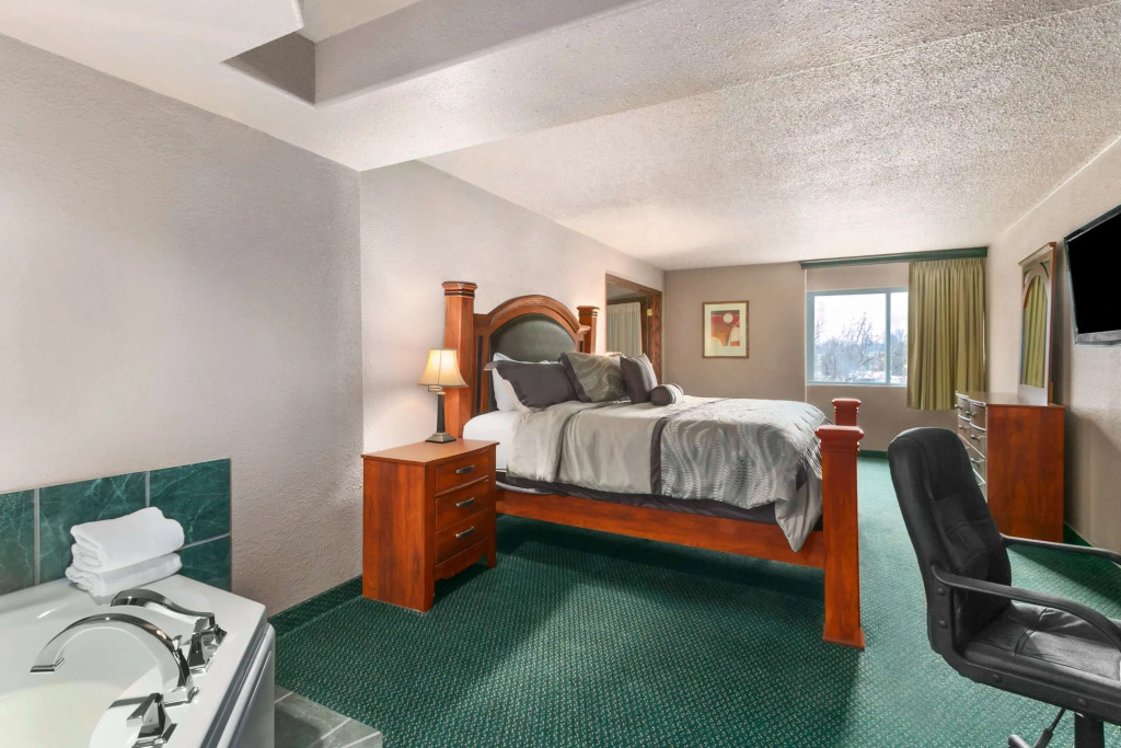 Ramada by Wyndham Bismarck