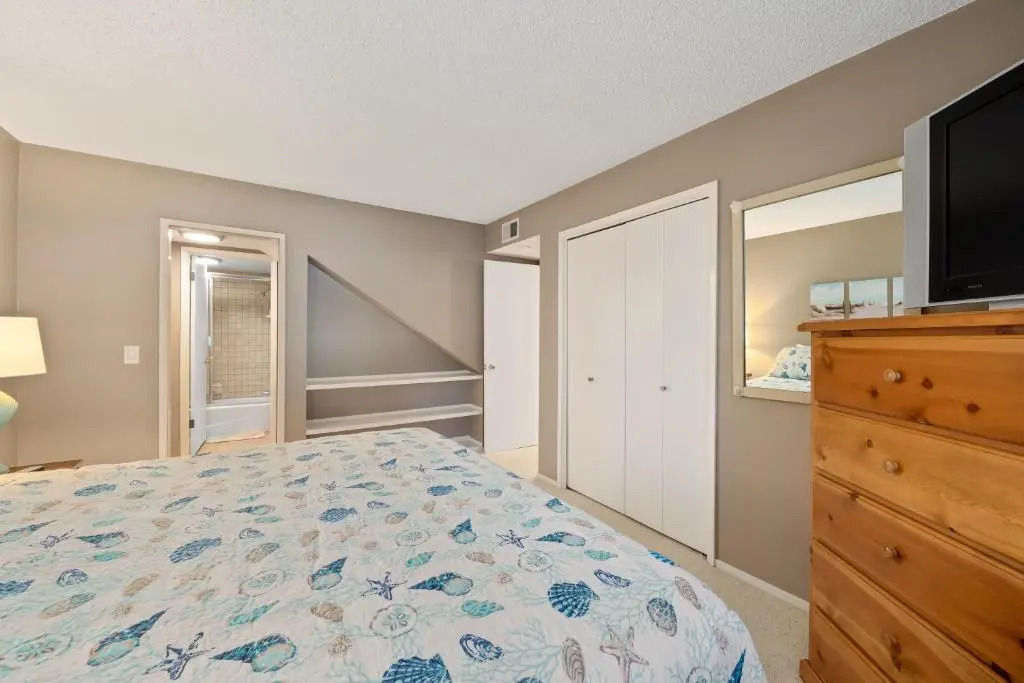 358 Stimson Avenue 2 Bedroom Condo by Redawning