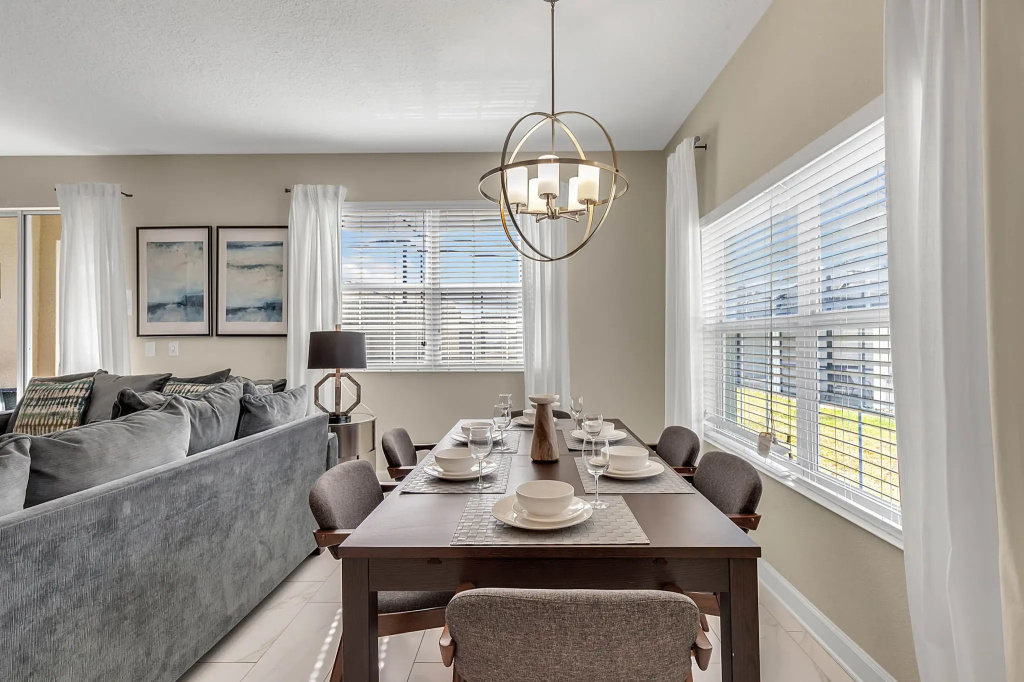 5 Bedrooms 4 Bathrooms Storey Lake 4890 Rc