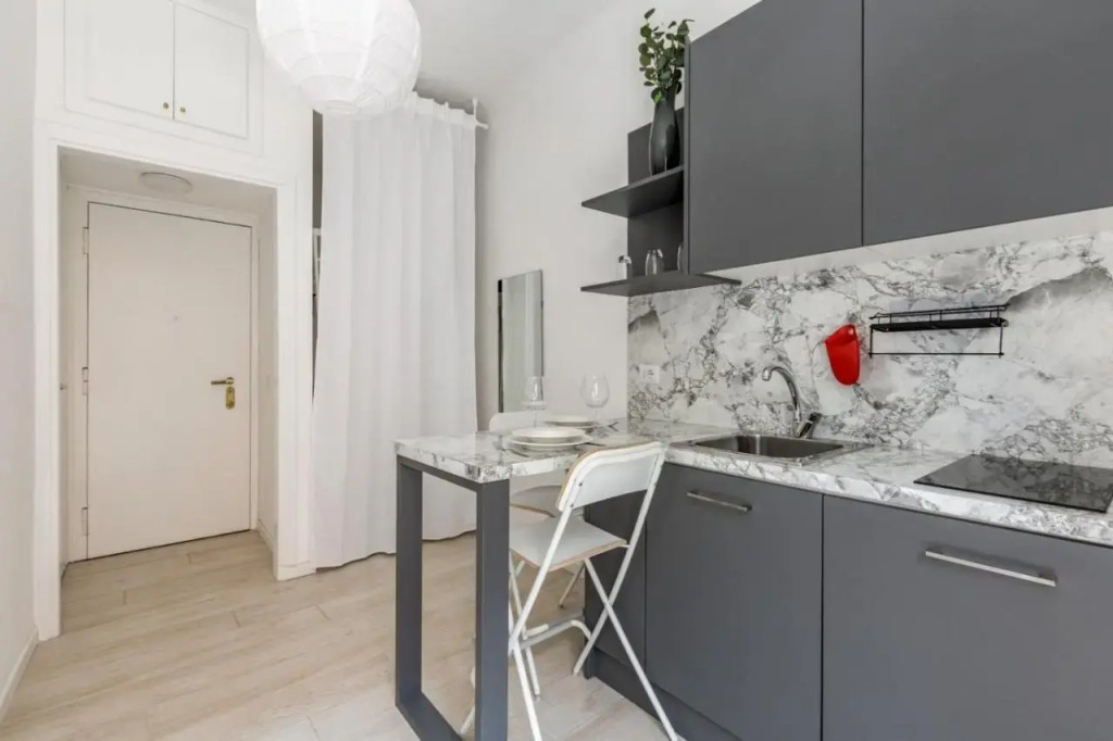 Guesthost - Bright Apt 600mt From Viale Zara!