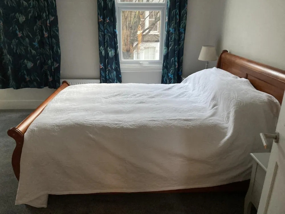 South West London 5-Bed Terrace House Sleeps 14