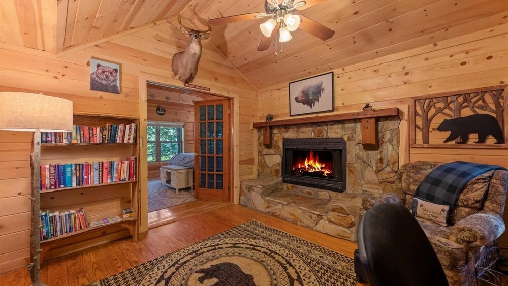 Hideaway Cabin on the Creek With Hot tub and More