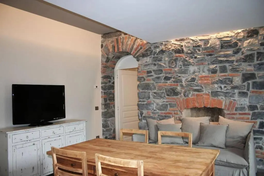 ALTIDO Stylish Apt for 4, close to Como Centre