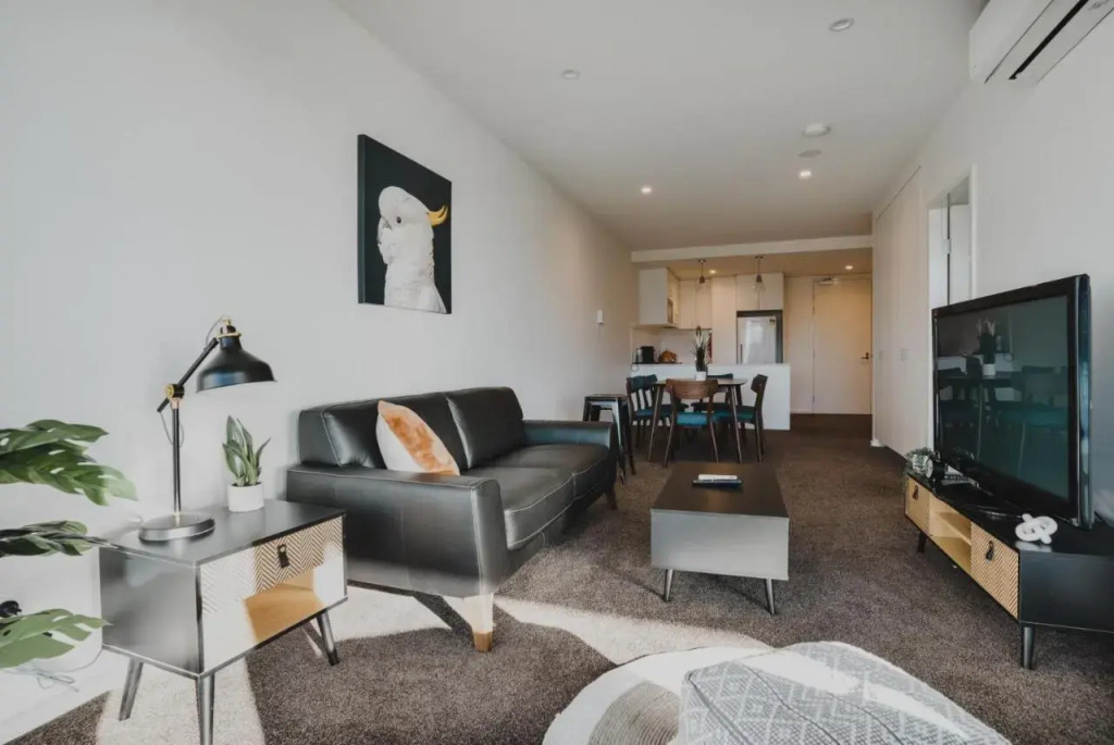 Luxury on Lonsdale - 1 Bed 1 Bath 1 Carsp Apt