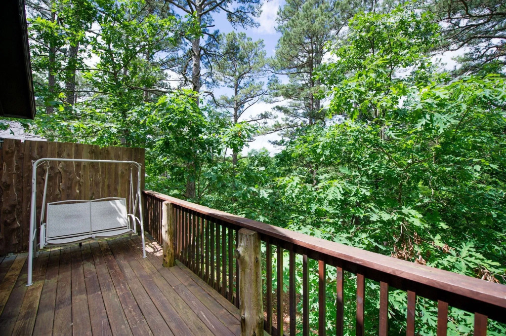Eureka Springs Treehouses, Hobbit Caves & Castles