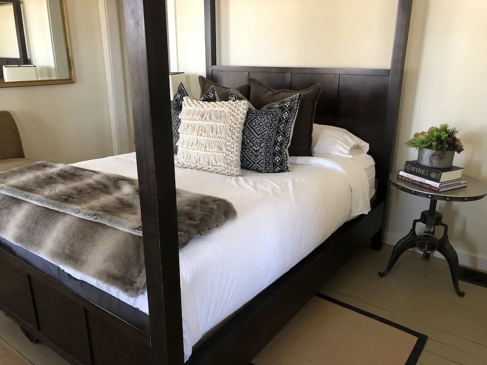 Shinn Estate Vineyards and Farmhouse