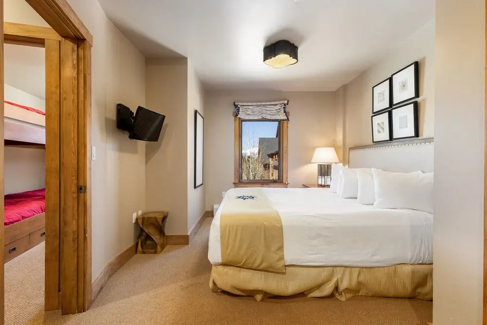 2300 Red Hawk Lodge 3 Bedroom Condo by RedAwning