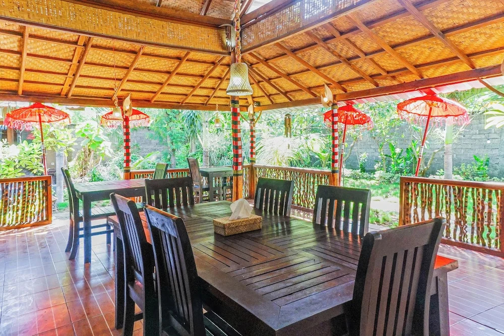 Made Taro - Menjangan Homestay