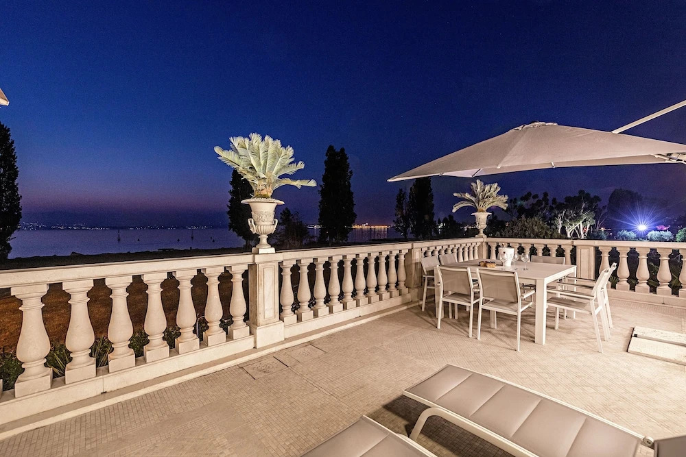Luxury Lakefront Catullo with pool