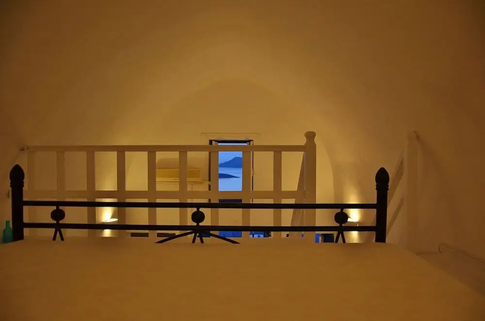 Fira White Residence