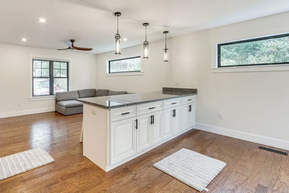 2 Mi to Lake Tomahawk Park! Quiet Escape w/ Deck