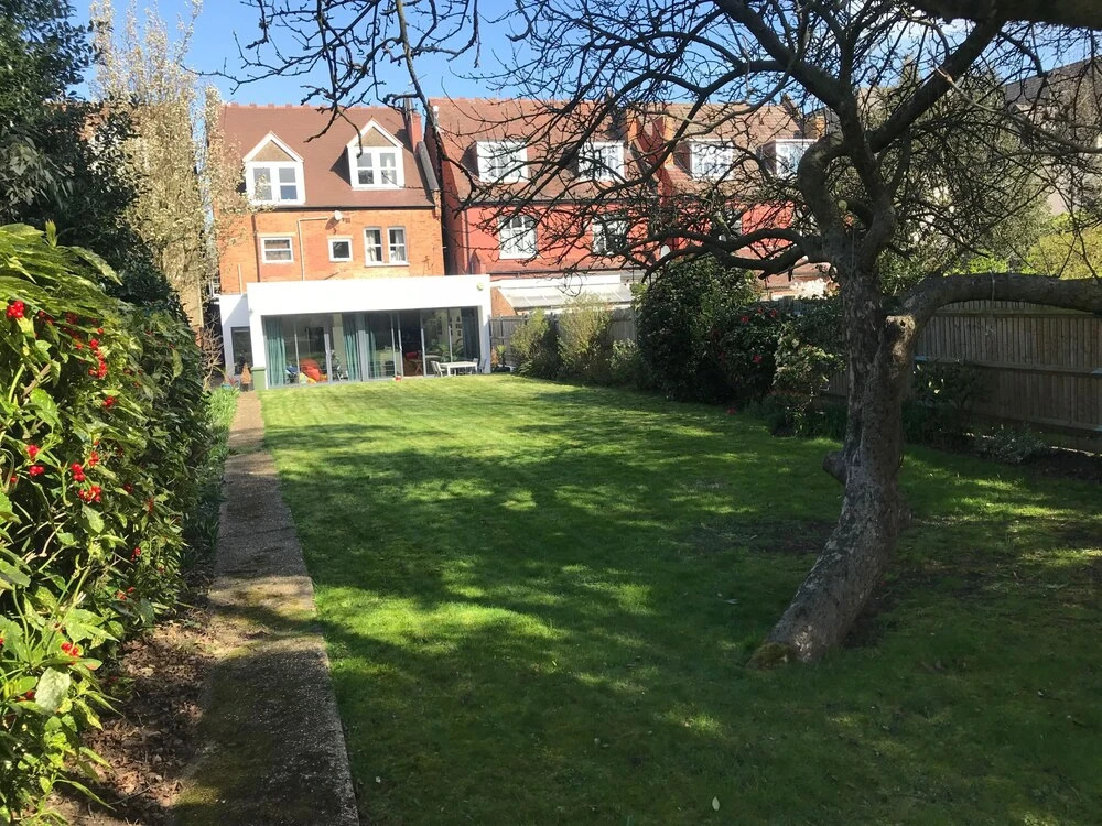 Lovely 2 Bedroom Apartment With Stunning Kitchen on to Garden