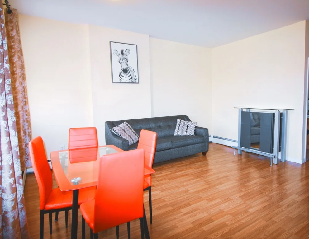 Modern Apartment minutes to NYC