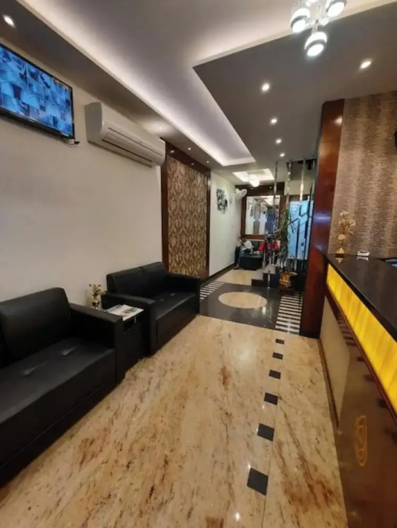Hotel Golden Crown - 600m to Kashi Vishwanath Temple