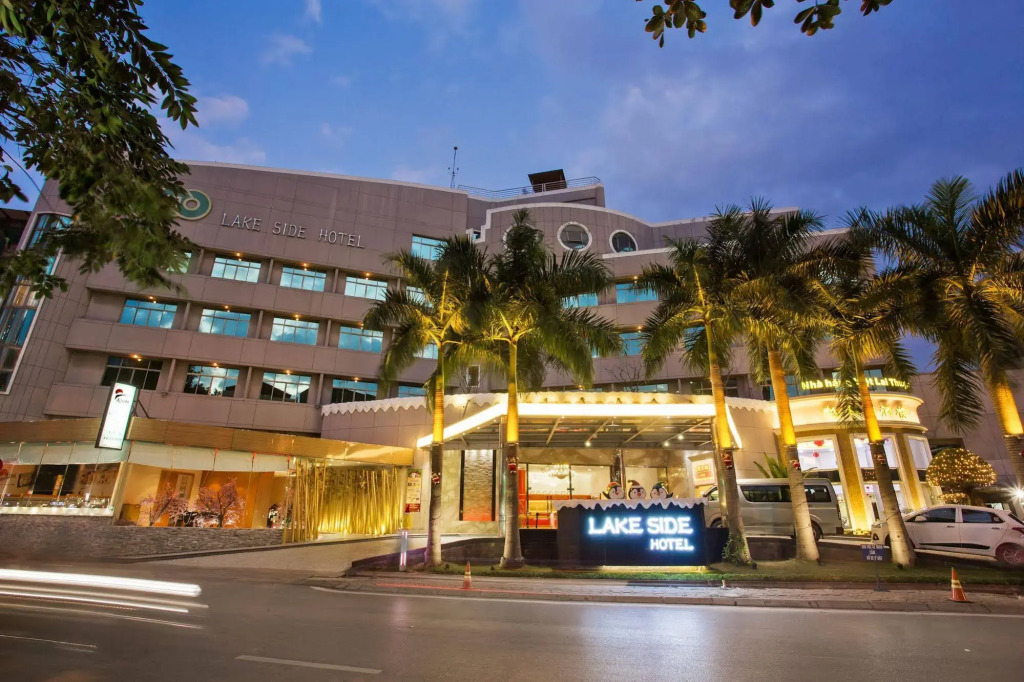 Lake Side Hotel