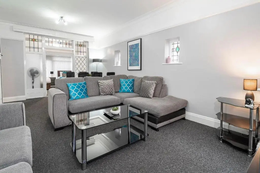 HAUS Detached Five Bed House - Off-street Parking - 11 Guests - Garden -WIFI - Smart TV-TOP RATED