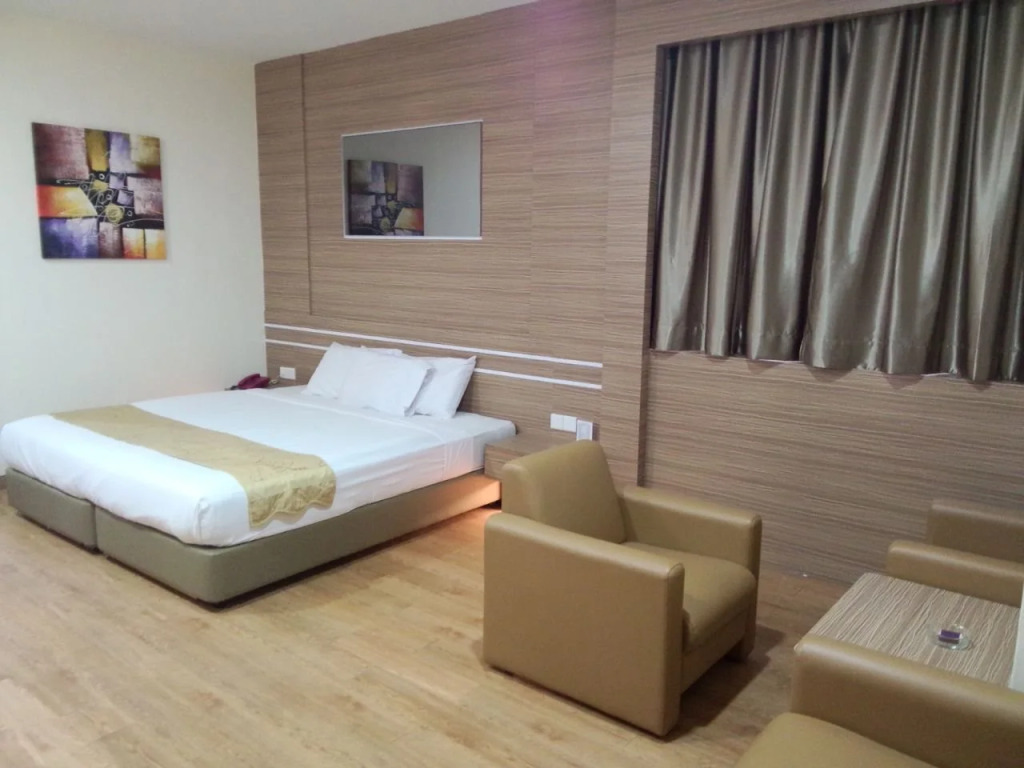 Holiday Hotel