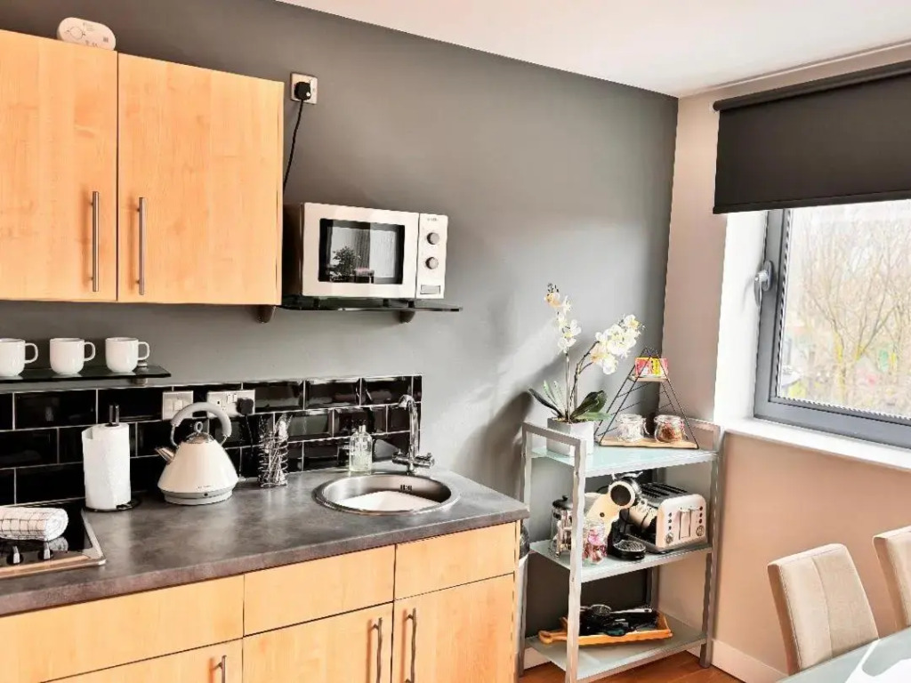Modern City Centre Studio Apartment - West One with FREE WIFI, GYM ACCESS, NETFLIX