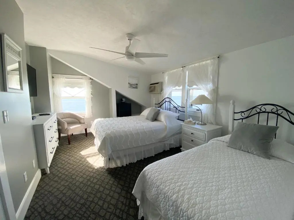 By The Sea Guests Bed & Breakfast and Suites