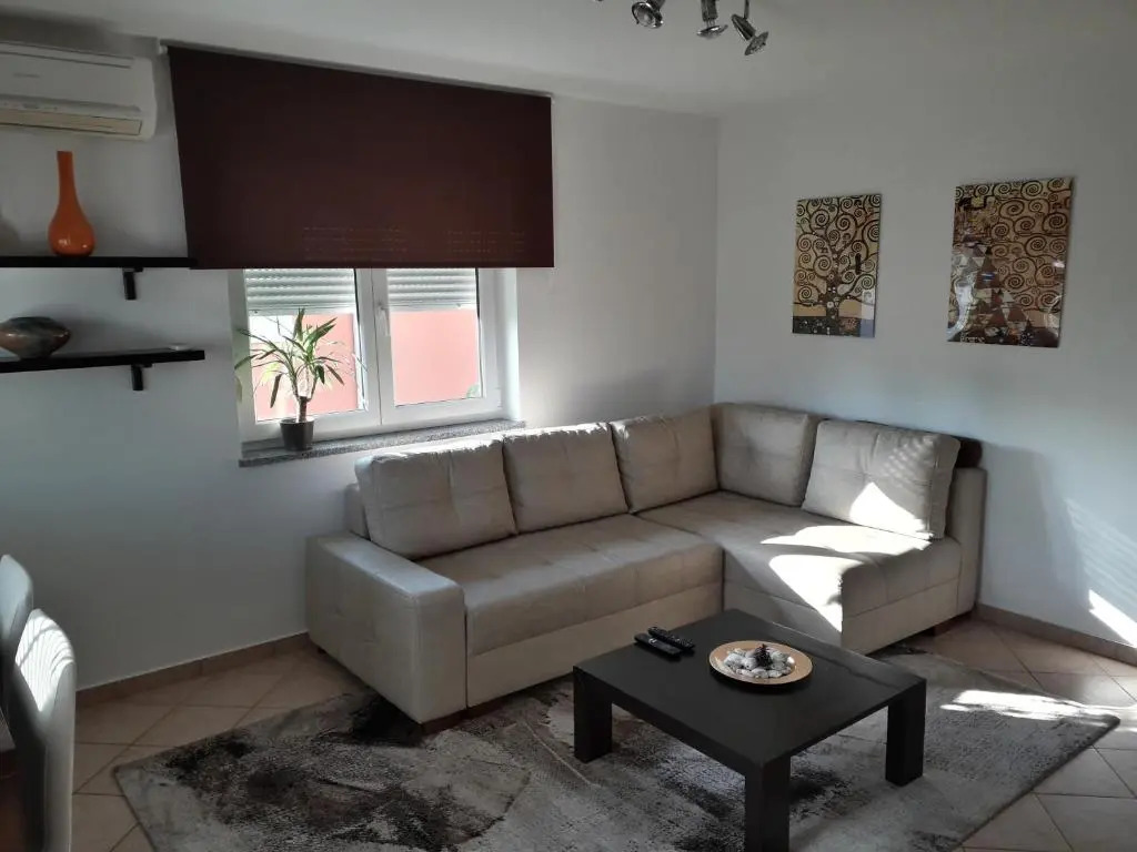 Leona Apartment