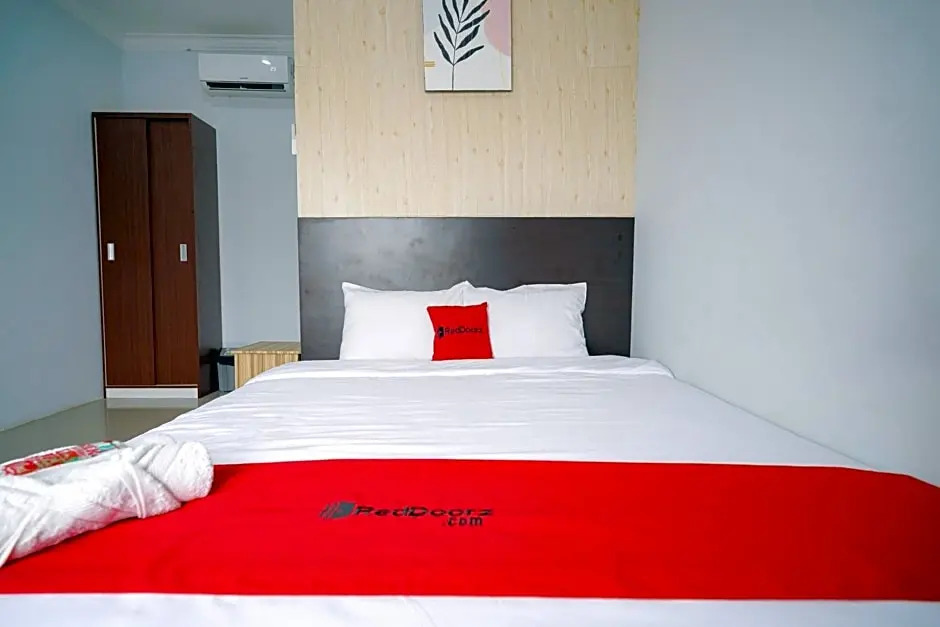 RedDoorz Premium at Raja Hostel Syariah