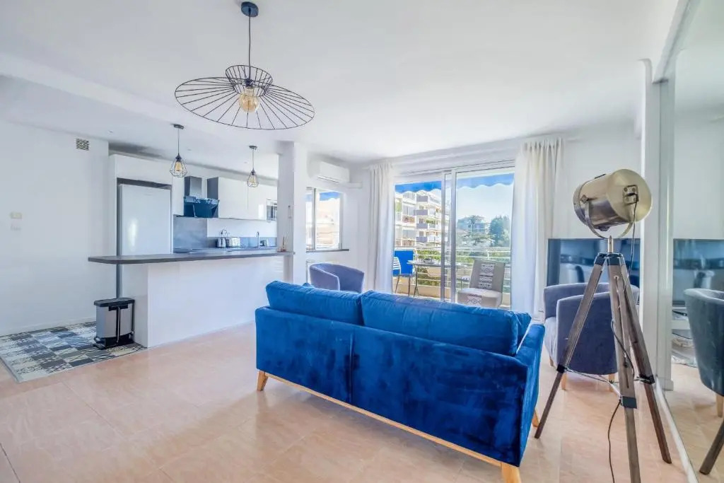 SERRENDY 2-bedroom apartment with terrace and parking only 100 meters