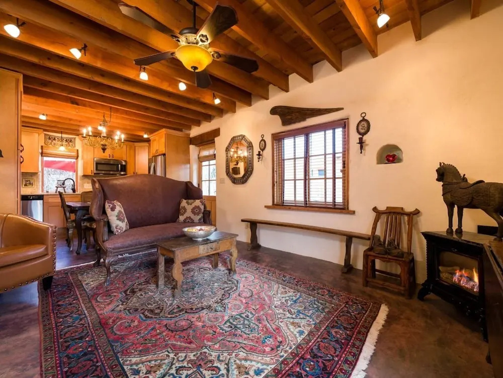 Desert Breeze - Delightful Railyard Adobe, Walk to The Plaza