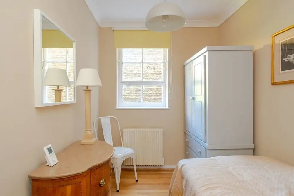 Lovely 2BR Home in Battersea W/parking, 3 Guests!
