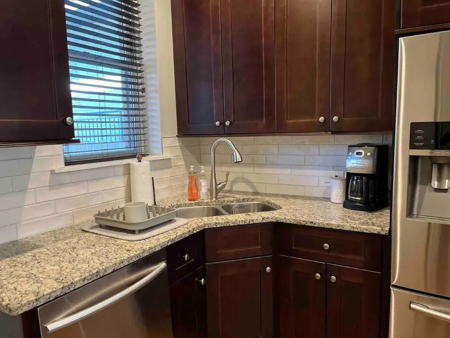 Trendy West Town Flat - 2 bed / 1.5 bath w parking