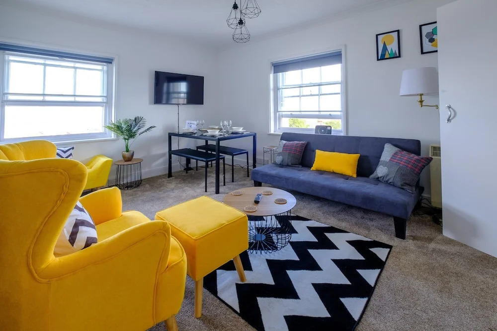 Park up and Relax in Designer 2bd apt - Sea Views
