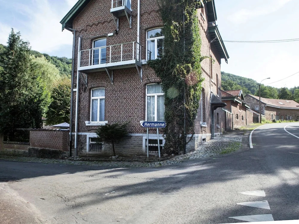 Mansion with Pool, Néblon