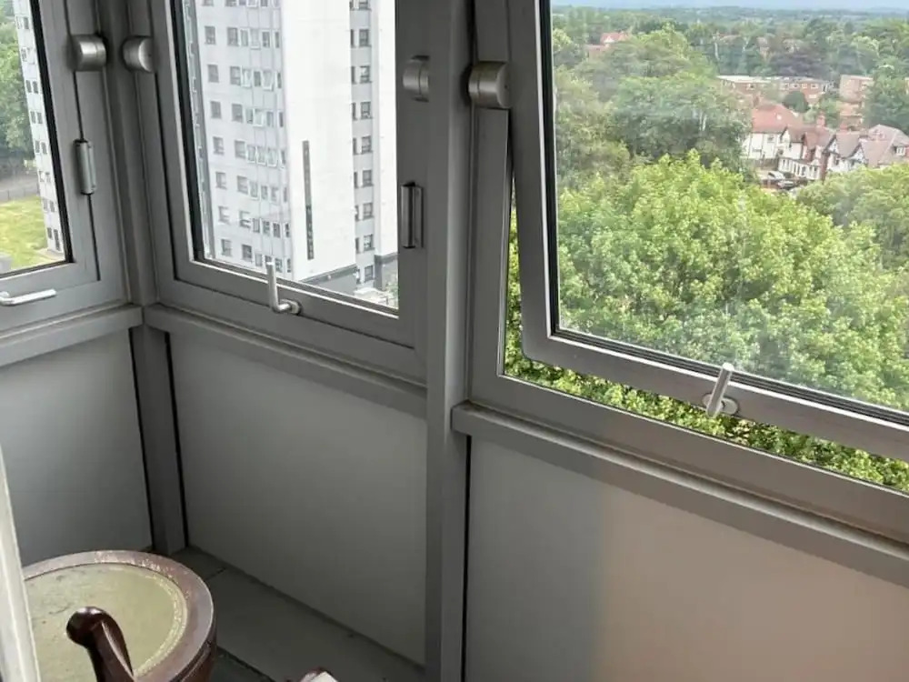 Room in Apartment - Normanton - Family Room With Balcony