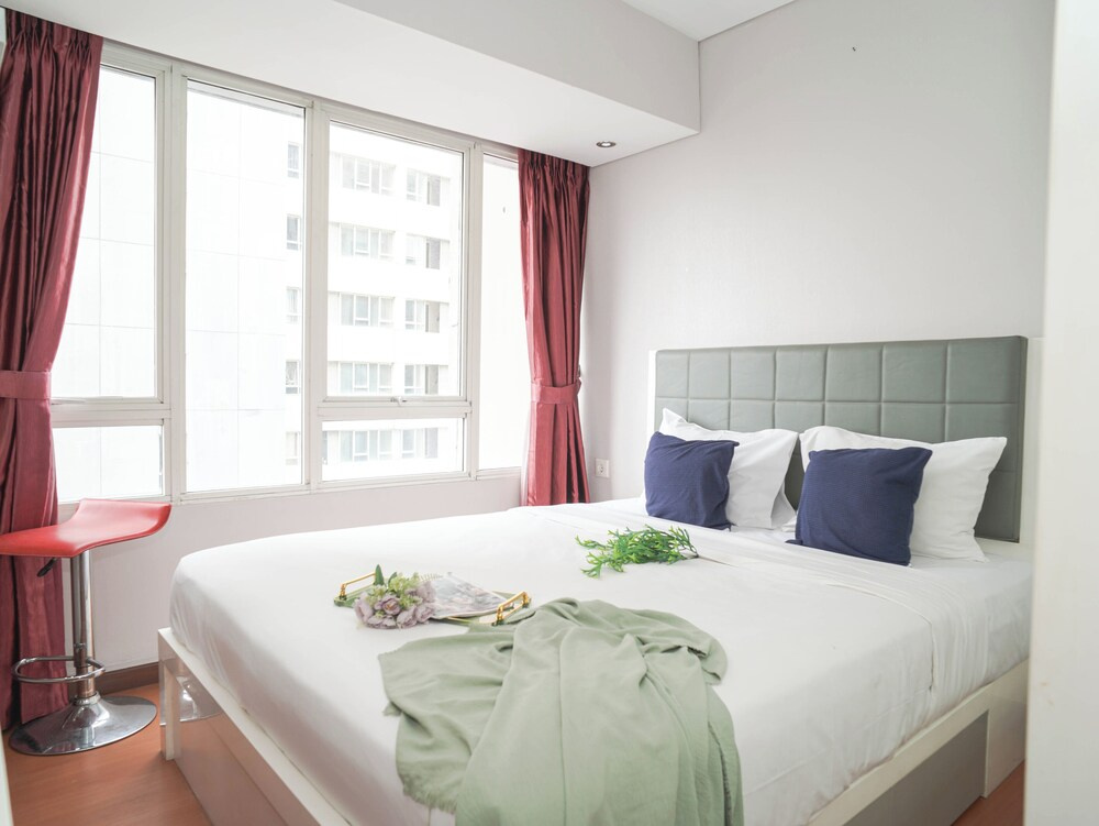 Serene Red Vibe 2Br At Apartment Nifarro Park