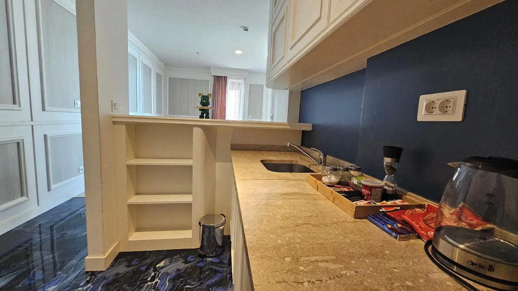 Royalis Suites Rafailovici - Beachfront Sea View Apartments