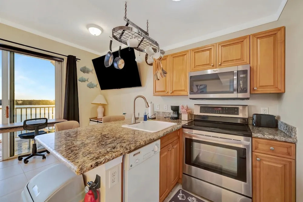 Sunsets Waterview Balcony Queen Bed Heated Pool