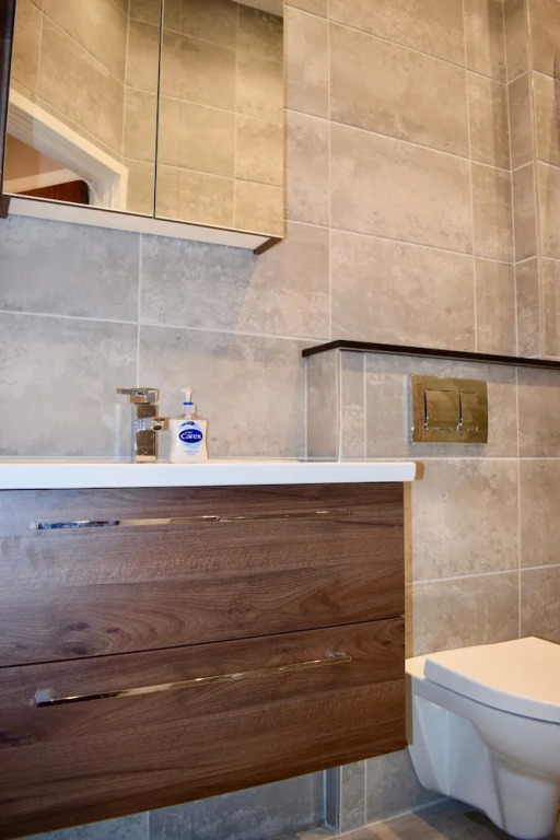 2 Bedroom Apartment Near the Aviva