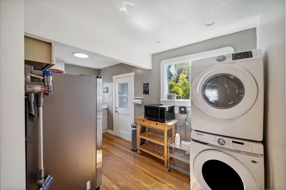 Centrally Located 2 Bedrooms Walkable 2 Duplex by Redawning