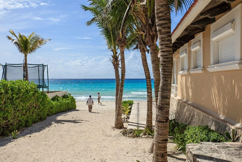 Wonderful 6 Bedroom villa 5 steps to the Best Beach in Playacar